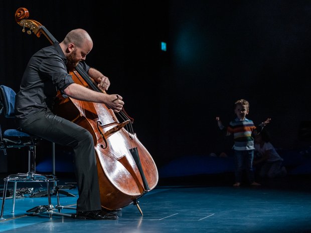 Rick Stotijn, Bass Player of the Lucerne Festival Orchesetra, and a small fan, 2021