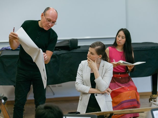 Dieter Ammann, Dirigentin Johanna Malangré und Komponistin Yu Kuwabara besprechen Kuwabaras Werk «Shadowless», 2017