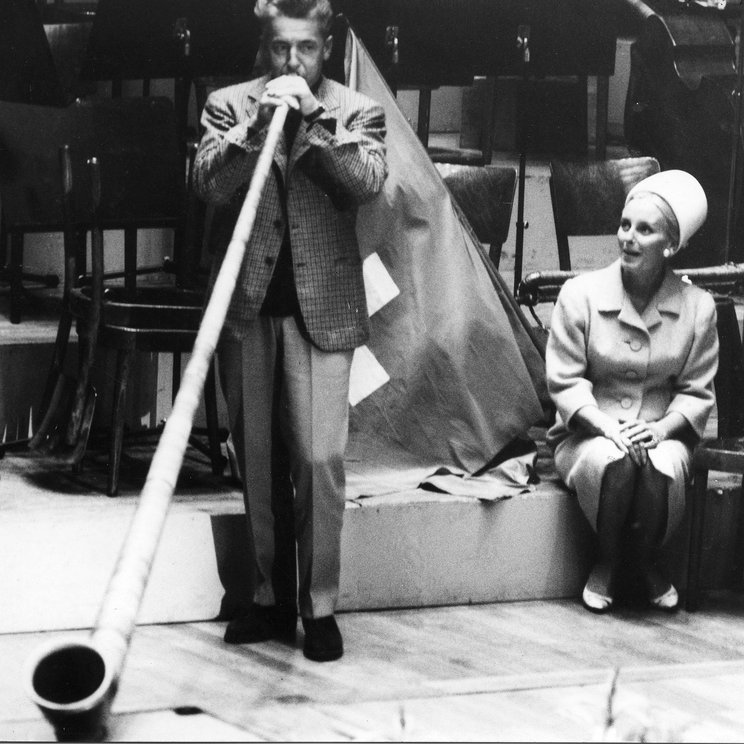 Herbert von Karajan playing the alphorn in Lucerne 1963 © Paul Weber / Archive Lucerne Festival