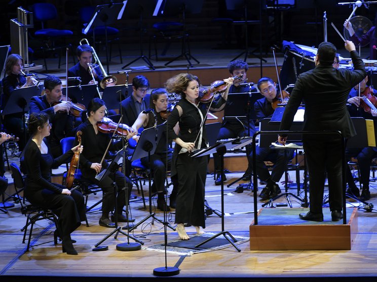 Patricia Kopatchinskaja, Tito Muñoz and the Lucerne Festival Contemporary Orchestra, 2022 © Peter Fischli / Lucerne Festival