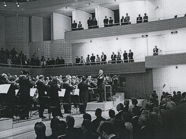 11. September 2001: Daniel Barenboim und das Chicago Symphony Orchestra spielen die Amerikanische Nationalhymne als Tribut für die Opfer der Terroranschläge in den USA am gleichen Tag