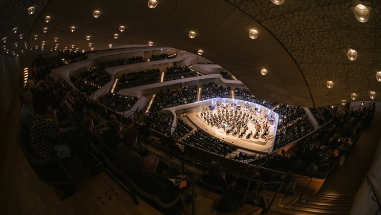 The Lucerne Festival Contemporary Orchestra (LFCO) at Elbphilharmonie Hamburg © Daniel Dittus / Elbphilharmonie Hamburg