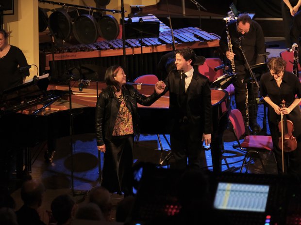 Applaus für Liza Lim, Mariano Chiacchiarini und das Lucerne Festival Contemporary Orchestra