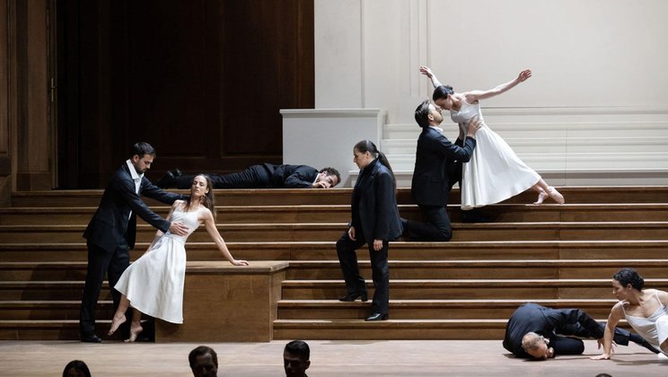 Cecilia Bartoli (Mitte) in «Orfeo ed Euridice» © Monika Rittershaus