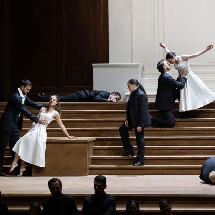 Cecilia Bartoli (Mitte) in «Orfeo ed Euridice» © Monika Rittershaus