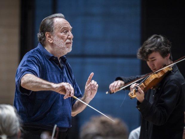 Daniel Lozakovich probt mit Riccardo Chailly und dem Lucerne Festival Orchestra im Probesaal ...