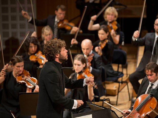 Pablo Heras-Casado dirigiert das Mahler Chamber Orchestra, 2013