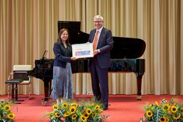 Liza Lim with Severin Schwan, Chairman of the Board of Directors of Roche © Nik Hunger