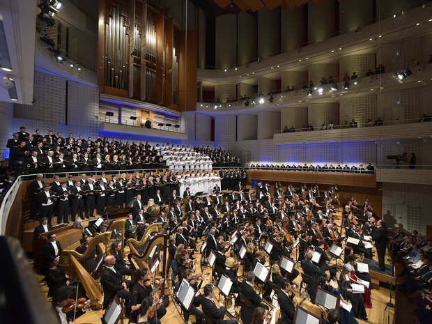 Riccardo Chailly and the Lucerne Festival Orchestra (2016) © Peter Fischli