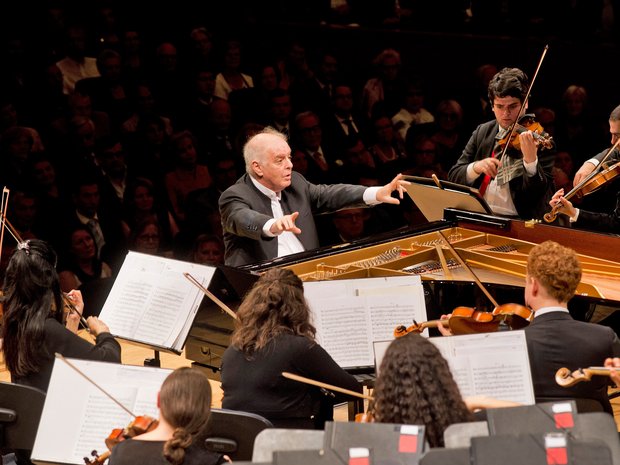 Daniel Barenboim dirigiert das West-Eastern Divan Orchestra, 2014
