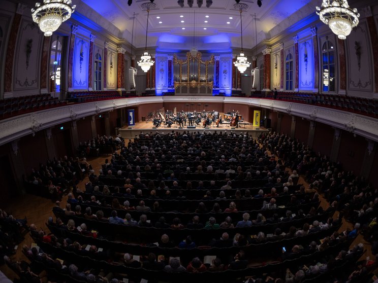 The Lucerne Festival Contemporary Orchestra (LFCO) performs at the Musiksaal of the Stadtcasino Basel © Zlatko Mićić / Mizmorim Kammermusik Festival