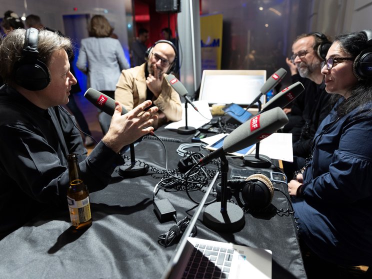 Dirigent Tito Ceccherini im Gespräch mit den Radio-Moderator*innen © Zlatko Mićić / Mizmorim Kammermusik Festival