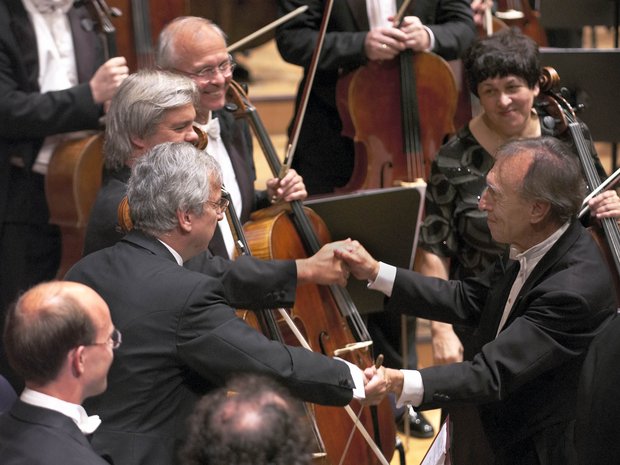 Claudio Abbado bedankt sich bei den Musiker*innen des Lucerne Festival Orchestra, 2005