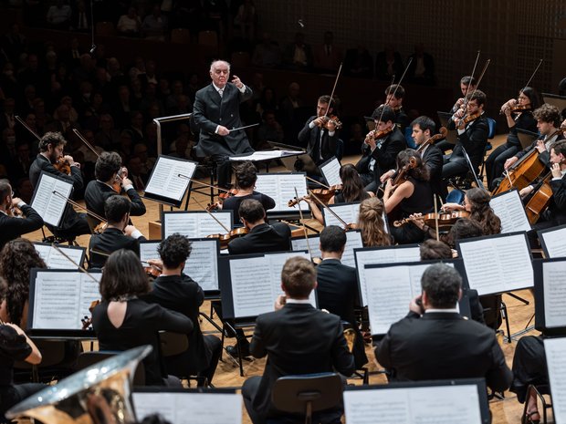 Daniel Barenboim dirigiert das West-Eastern Divan Orchestra, 2022