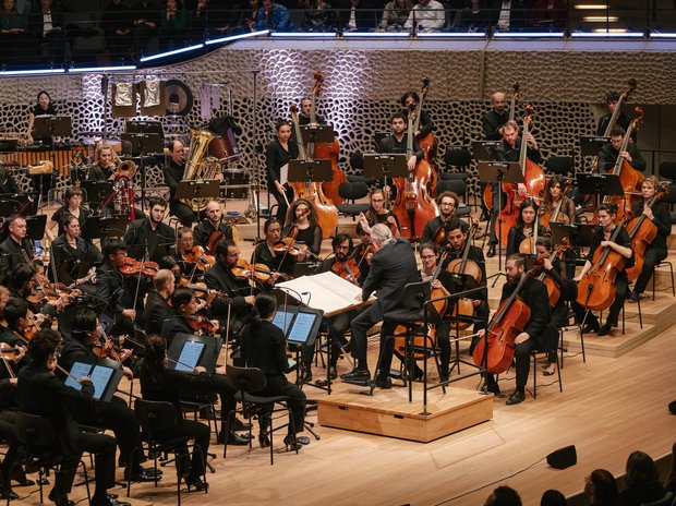 Das Lucerne Festival Contemporary Orchestra (LFCO) unter Sylvain Cambreling spielt «Core» – «Turn» – «Boost»