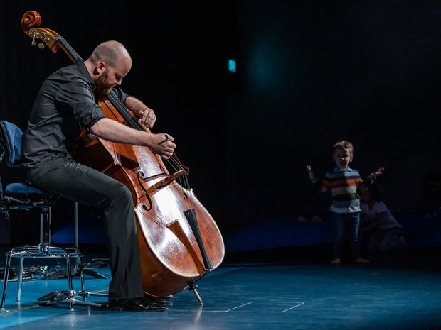 Rick Stotijn, Kontrabassist des Lucerne Festival Orchestra, und ein kleiner Fan, 2021