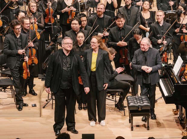 Applaus für Nicolas Hodges, Rebecca Saunders, Sylvain Cambreling und das Lucerne Festival Contemporary Orchestra (LFCO)