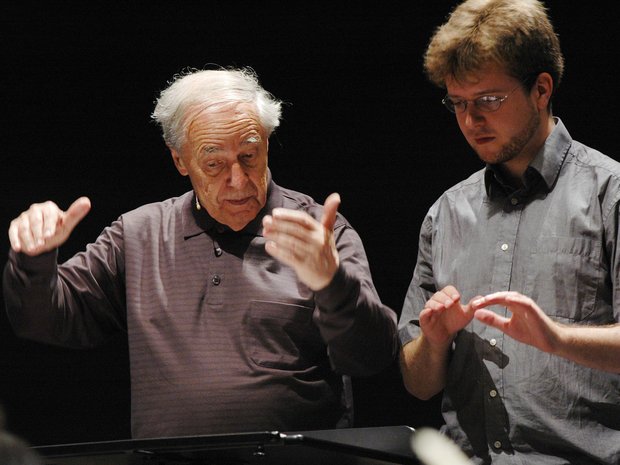 2005: Boulez unterrichtet Dirigent Nils Schweckendiek