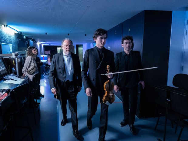 Riccardo Chailly und Daniel Lozakovich kurz vor dem Auftritt