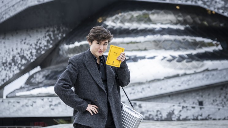 Daniel Lozakovich vor der Philharmonie de Paris © Patrick Hürlimann / Lucerne Festival