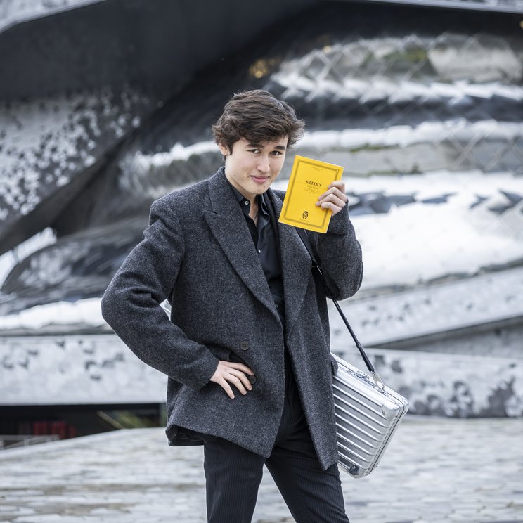 Daniel Lozakovich vor der Philharmonie de Paris © Patrick Hürlimann / Lucerne Festival