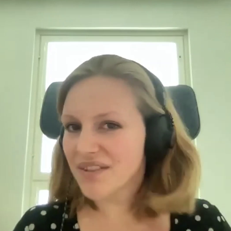 Helga Karen moderiert das zweite Webinar