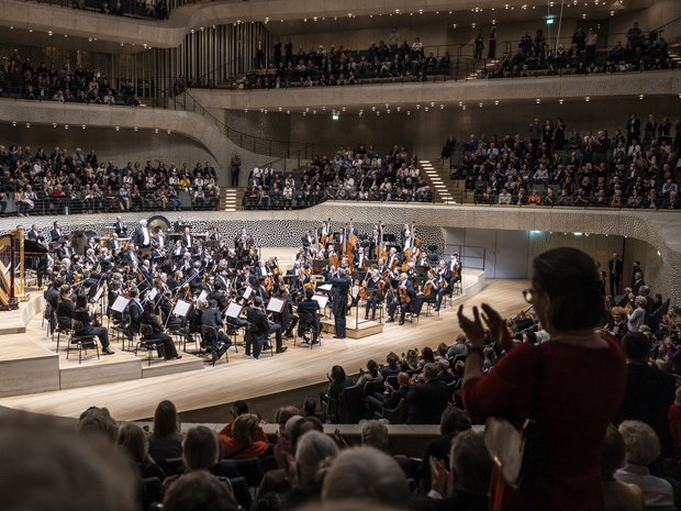 Heartfelt applause from the Elbphilharmonie audience ...