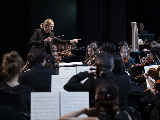 Ruth Reinhardt conducts the Lucerne Festival Contemporary Orchestra (LFCO)