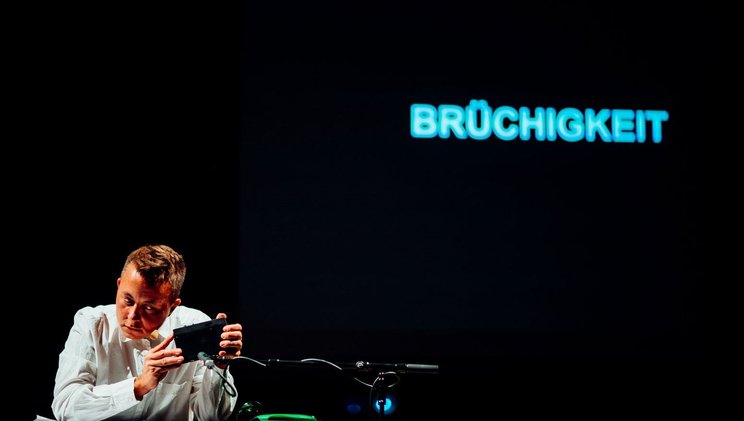 Neo Hülcker performs "Neo Hülcker's breaking of the voice" at Elbphilharmonie Hamburg, 2020 © Gerhard Kühne