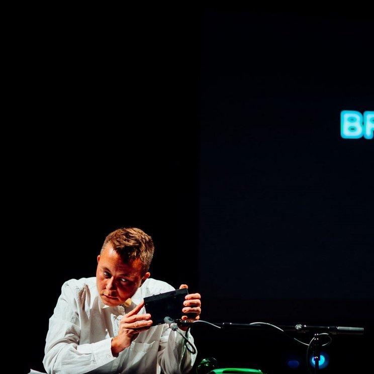 Neo Hülcker performs "Neo Hülcker's breaking of the voice" at Elbphilharmonie Hamburg, 2020 © Gerhard Kühne