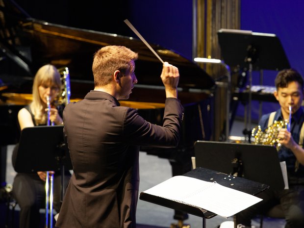 Duncan Ward conducting