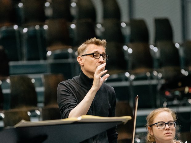 Mark Andre at a rehearsal ...