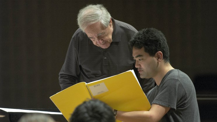 Pierre Boulez und Dai Fujikura bei den Proben zu «Stream State», 2005 © Priska Ketterer / Lucerne Festival