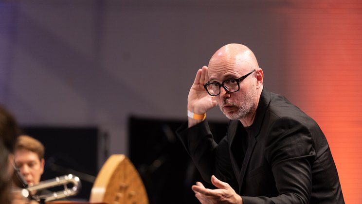 Baldur Brönnimann dirigiert das LFCO in Donaueschingen © SWR/Ralf Brunner