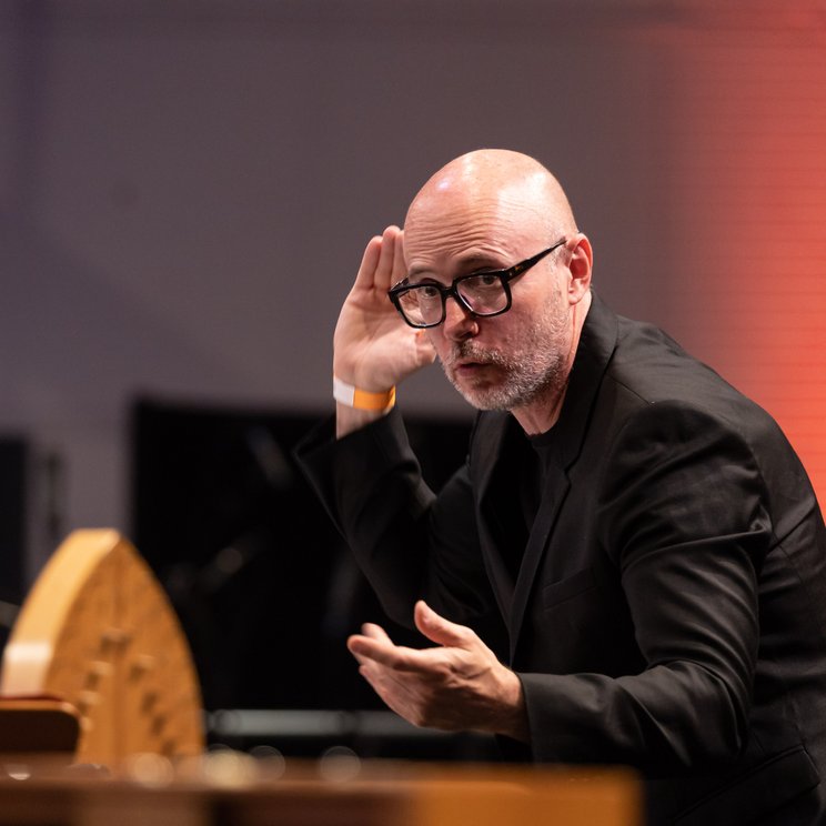 Baldur Brönnimann dirigiert das LFCO in Donaueschingen © SWR/Ralf Brunner