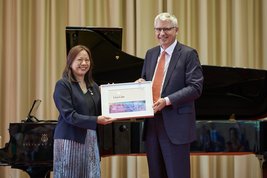 Liza Lim with Severin Schwan, Chairman of the Board of Directors of Roche © Nik Hunger / Roche