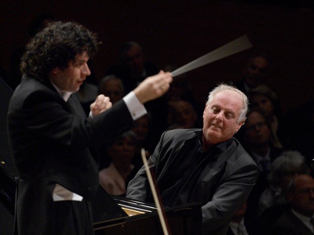 Gustavo Dudamel dirigiert die Wiener Philharmoniker mit Daniel Barenboim als Solisten, 2007