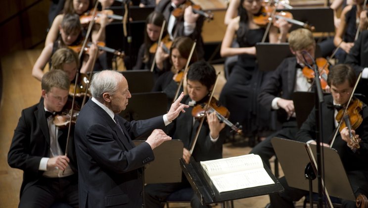2010: Boulez dirigiert das Orchester der Lucerne Festival Academy © Priska Ketterer / Lucerne Festival