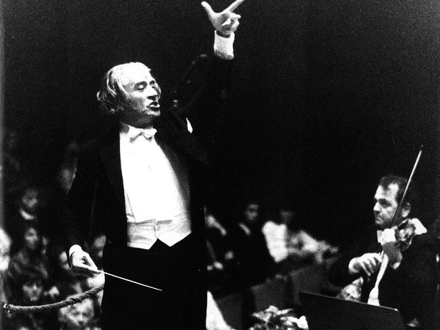Sergiu Celibidache dirigiert das Schweizerische Festspielorchester, (1974) © Archiv Lucerne Festival