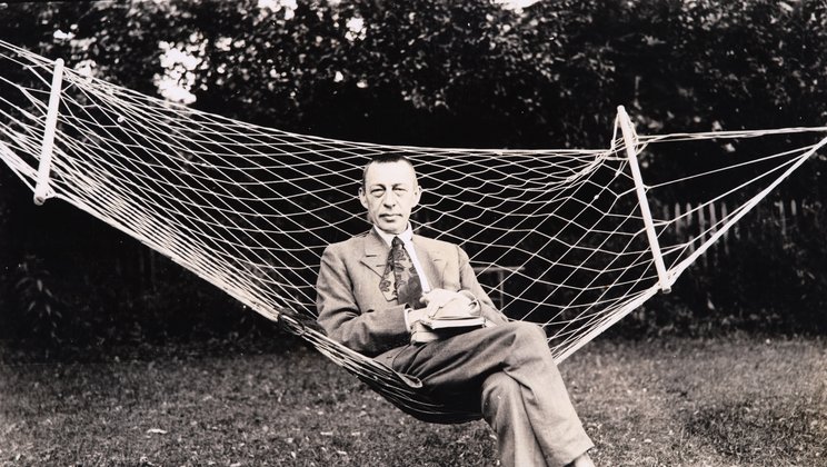 Sergei Rachmaninoff relaxing (Staatsarchiv Luzern, FDC 132/5771)