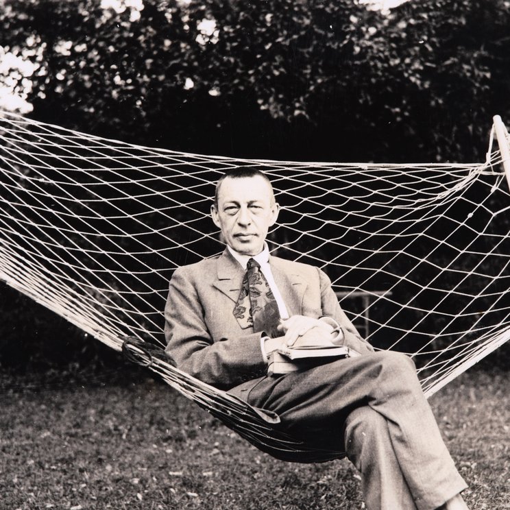 Sergei Rachmaninoff relaxing (Staatsarchiv Luzern, FDC 132/5771)