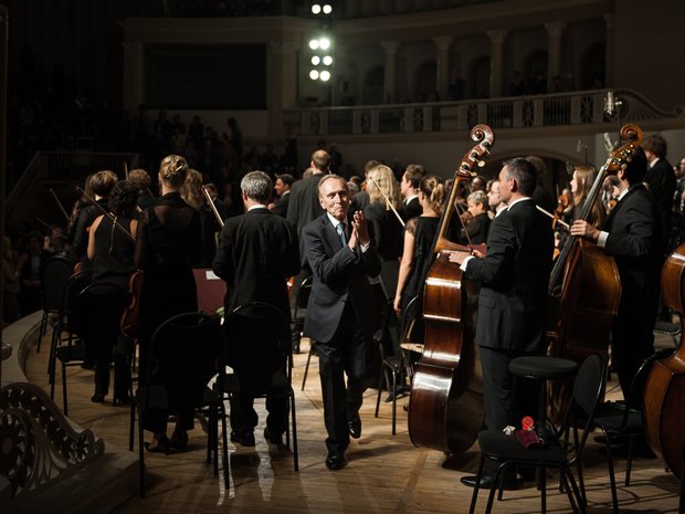 Applaus für Claudio Abbado nach einem Konzert mit dem Lucerne Festival Orchestra in Moskau, 2012