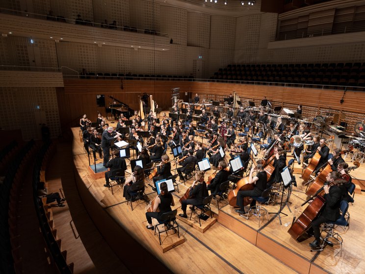Sylvain Cambreling dirigiert das Lucerne Festival Contemporary Orchestra, 2022 © Manuela Jans / Lucerne Festival