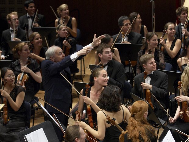 2007: Pierre Boulez beim Applaus für das Orchester der Lucerne Festival Academy