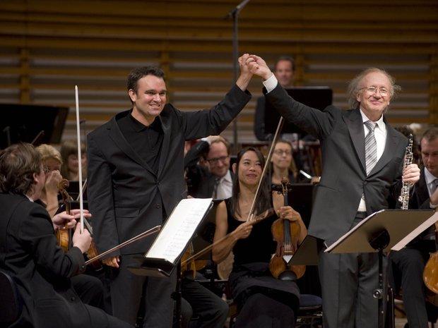 Heinz Holliger mit Jörg Widmann und dem Mahler Chamber Orchestra nach der Uraufführung von Widmanns Oboenkonzert (2009)