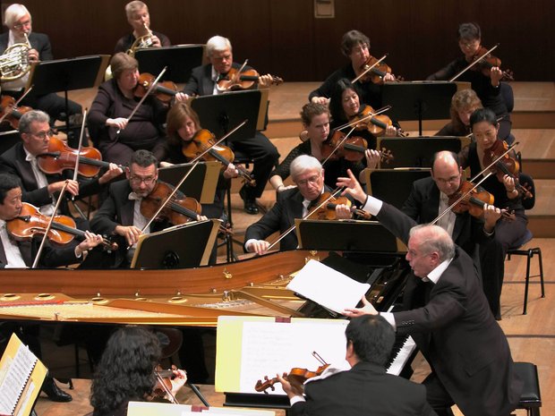 Daniel Barenboim dirigiert das Chicago Symphony Orchestra vom Klavier aus, 2005