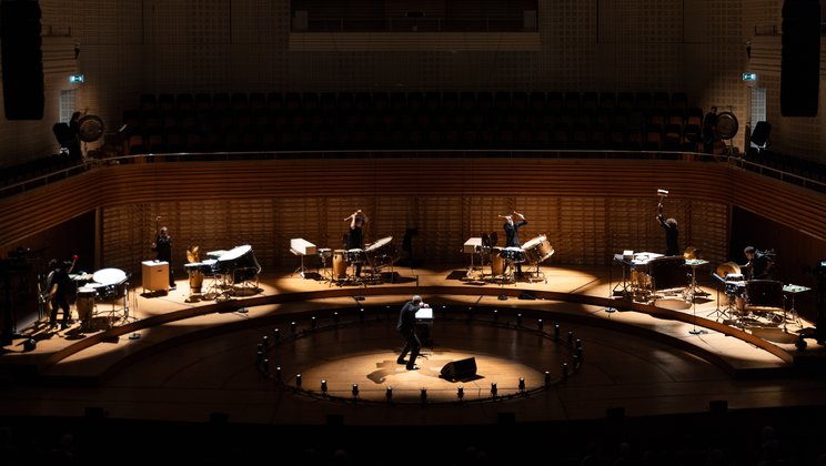 Und am Ende ein 30-minütiges Schlagzeuggewitter: Jörg Widmann und das Lucerne Festival Contemporary Orchestra (LFCO) mit Wolfgang Rihms «Tutuguri» © Manuela Jans / Lucerne Festival