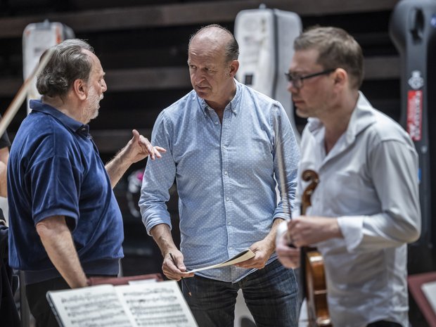 Riccardo Chailly in Diskussion mit Musikern des Lucerne Festival Orchestra
