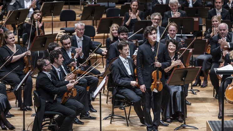 Applaus für Daniel Lozakovich nach seinem Auftritt in der Philharmonie de Paris © Patrick Hürlimann / Lucerne Festival
