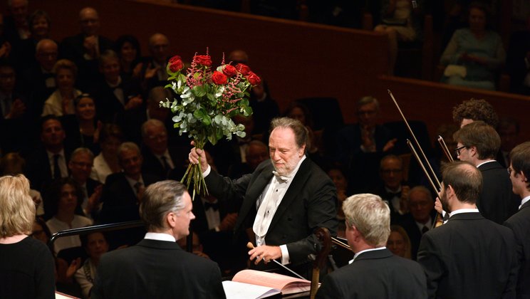 Applaus und Blumen für Riccardo Chailly © Peter Fischli / Lucerne Festival